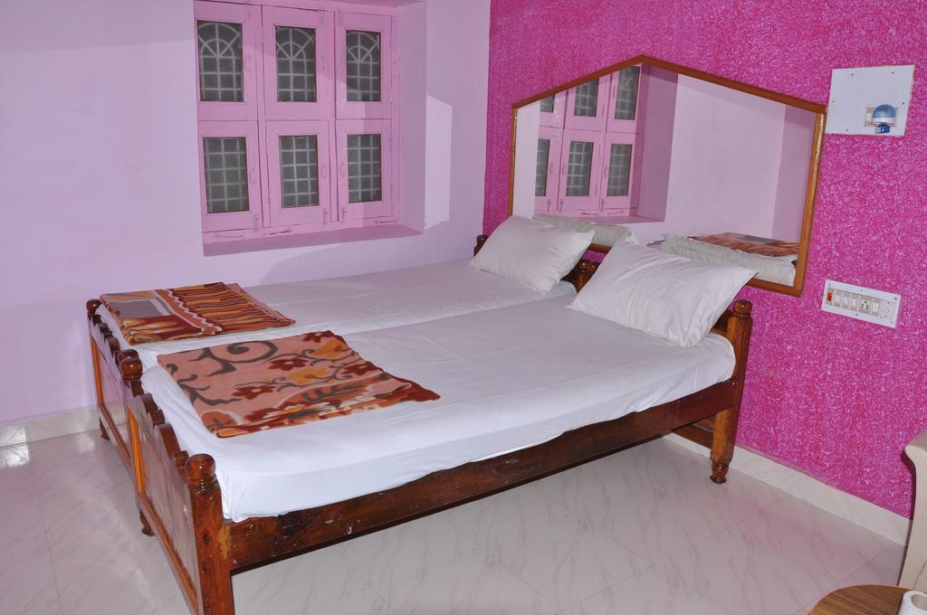 Thilak Home Stay Hampi Bagian luar foto