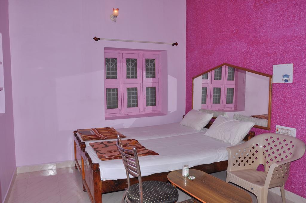 Thilak Home Stay Hampi Bagian luar foto